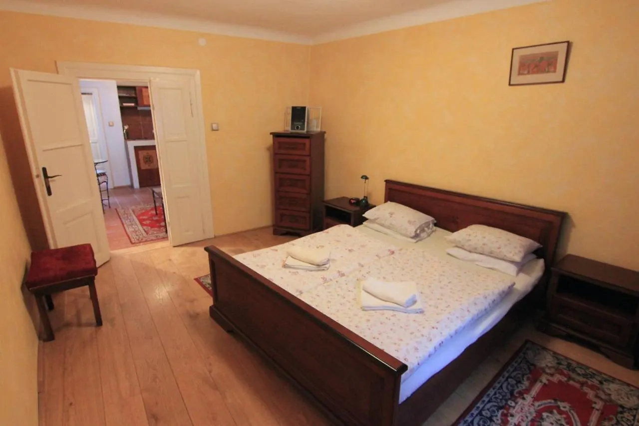 Cool 1 Bedroom Prokopska Apartment In Mala Strana Praag Tsjechië