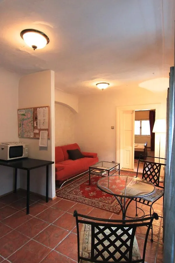Cool 1 Bedroom Prokopska Apartment In Mala Strana Praga Repubblica Ceca